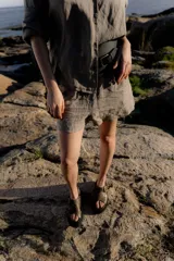 Faja ancha de cuero con hebilla metálica y detalle de bolsillo.