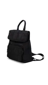 Mochila negra de nylon capitoneada con bolsillo principal con cierre, dos bolsillos frontales con cierre y asa superior.