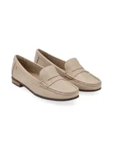 Mocasín Galgo de mujer, confeccionado en cuero color dorado. Diseño clásico y elegante con remache metálico con el logo de la marca.