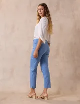 Pantalón verde esmeralda de gabardina elastizada, marca Zac & Rachel. Corte recto, pretina ancha pespunteada, bolsillos simulados y largo al tobillo.