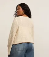 Cardigan plus size abierto, hecho de punto color crema con detalle de acabados contrastantes en marrón.