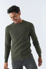 Sweater de punto color verde militar con cuello redondo y logo bordado en el pecho.