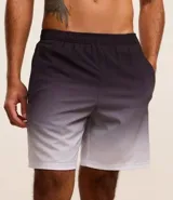 Bermuda deportiva masculina con cintura elástica, cordón interno de ajuste y forro de malla. Diseño con cuadros difuminados en degrade de gris oscuro a blanco.