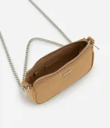 Cartera baguette color marrón claro, con correa de cadena plateada y logo metálico al frente.