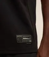 Musculosa deportiva de baloncesto negra con detalles en amarillo, confeccionada en tejido texturizado con tecnología dry fit. Presenta estampado frontal con la inscripción "Los Angeles" y el número 23.