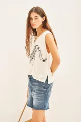 Musculosa negra de algodón con escote en V y estampado de leopardo con lentejuelas plateadas.