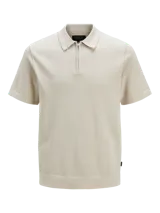Polo de punto color beige con cierre de cremallera, mangas cortas y corte regular.