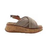 Sandalias Salomé con plataforma de yute, tiras acolchadas cruzadas color gris y tira trasera marrón con hebilla.