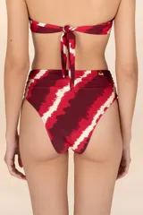 Calzón de bikini de tiro alto con estampado abstracto en tonos rojo, borgoña y crema.