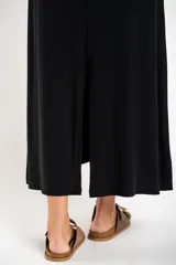 Vestido midi negro de viscosa y elastano, con breteles finos y corte al cuerpo.