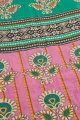 Pareo toalla rectangular de algodón con estampado floral en tonos rosados y verdes.