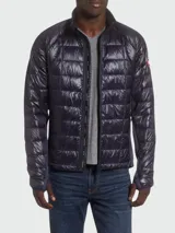 Campera de nylon negra rellena de plumas, con cierre frontal y diseño ligero.