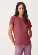 Remera deportiva color ladrillo, de corte clásico y mangas cortas.