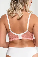 Bralette de puntilla elastizada de color coral, con forro interno para soporte y breteles ajustables.