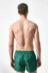 Short de baño verde con estampado de cebra en dos tonos de verde, con cintura elástica y cordón ajustable.