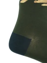 Calcetines largos color verde oscuro con talón y puntera en azul marino. Presentan un dibujo de un pastor alemán y letras en color beige.