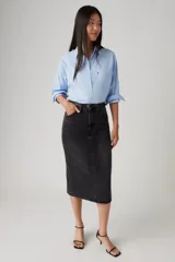 Falda midi de jean color negro con cintura alta, corte recto y abertura en la parte trasera.