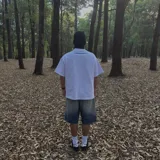 Remera blanca de algodón con estampado frontal de la palabra "SKY" en tipografía gótica color azul.