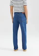 Pantalón de jean azul oscuro, corte slim con elastano.