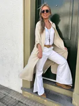 Pantalón blanco de algodón con lycra, estilo sastrero y corte acampanado.