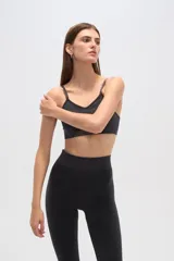 Top deportivo negro con breteles finos y escote en V.