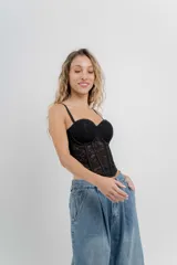 Corset negro de encaje con copas armadas, ballenas internas, escote corazón y breteles finos regulables.