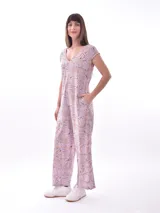Mono largo de mujer con estampado de hojas en tonos beige, blanco y negro, con escote en V y mangas cortas.