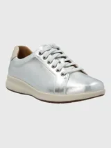 Zapatillas urbanas plateadas de cuero, con cordones y suela de goma color crema.