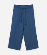 Pantalón largo de lino color azul con corte palazzo, cintura alta con elástico y cinturón de cordón ajustable.