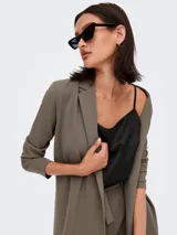 Blazer largo color marrón topo, de punto elástico con cuello de solapas y corte regular.