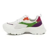 Championes blancos con detalles en naranja, verde y violeta.