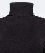 Suéter de punto color blanco, con cuello alto estructurado, manga larga y efecto texturizado.