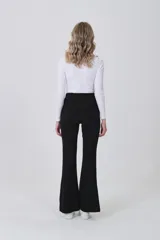 Calza estampada con patrón de leopardo en tonos marrones y negros. Talle alto y corte recto/ligeramente acampanado en el bajo.