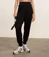 Pantalón deportivo tipo jogger confeccionado en microfibra pesada compuesta por viscosa certificada. Cuenta con cintura elástica y bolsillos laterales.