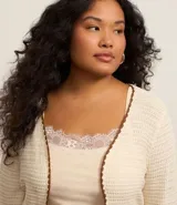 Cardigan plus size abierto, hecho de punto color crema con detalle de acabados contrastantes en marrón.