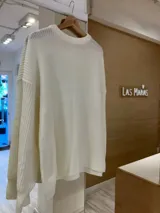 Sweater tejido color blanco, de manga larga con puño.