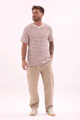 Remera de manga corta a rayas horizontales color blanco y bordó, con bolsillo en el pecho.