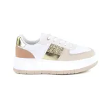 Championes blancos con detalles en dorado, beige y rosa. Plataforma blanca con suela beige.