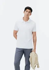 Camiseta tipo polo de manga corta, color azul oscuro, con cuello y tapeta de dos botones.