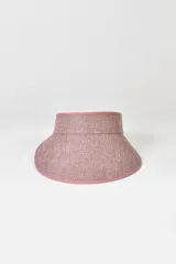 Visera de tela color rosa con borde rosa.