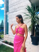 Crop top fucsia con tiras extra largas para cruzar.