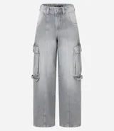 Pantalón recto de jeans gris con bolsillos cargo laterales.