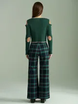 Saco de algodón verde con aberturas en hombros y codos, de corte entallado. Tiene cuello en V, botones pequeños y plaqueta de tejido puño color crudo.