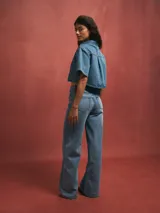 Pantalón de jean de tiro alto, corte wide leg, color azul claro con aberturas en la cintura.