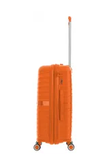 Valija rígida color naranja con diseño de líneas horizontales en relieve, carro reforzado, cierre expansible, ruedas dobles spinner 360, sujeción y compartimiento interno. Candado incorporado. Material Polipropileno. 19 Pulgadas.