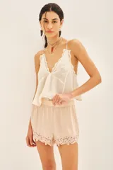 Short negro de satén viscosa con cintura elastizada y detalle de bordado calado en el ruedo.