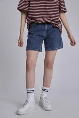 Bermuda de jean azul oscuro, tiro alto y corte a la rodilla.