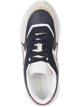 Zapatillas Tommy Hilfiger estilo running con suela gruesa, diseño color block en azul marino, beige y blanco, detalles distintivos metálicos y logo dorado en la lengüeta.