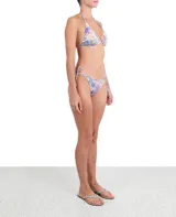 Top de bikini con estampado floral en tonos celeste, azul y beige. Diseño triangular con tiras finas para atar en cuello y espalda, con detalle de cuentas en los extremos.