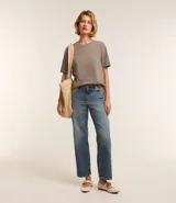 Blusa femenina confeccionada en algodón más sostenible, cuello redondo, manga corta con efecto desteñido.